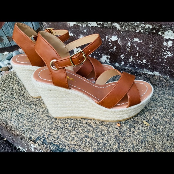 Dream/ Tan Wedges - Picture 3 of 5